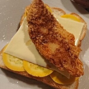 白身魚フライとカマンベールチーズのサンドイッチ